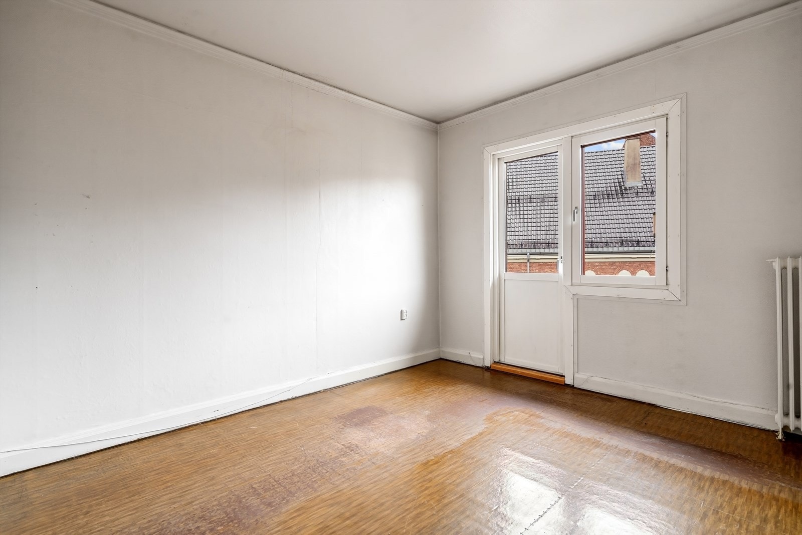 Soverom 1 med utgang til sydvestvendt brannbalkong. Galleribilde