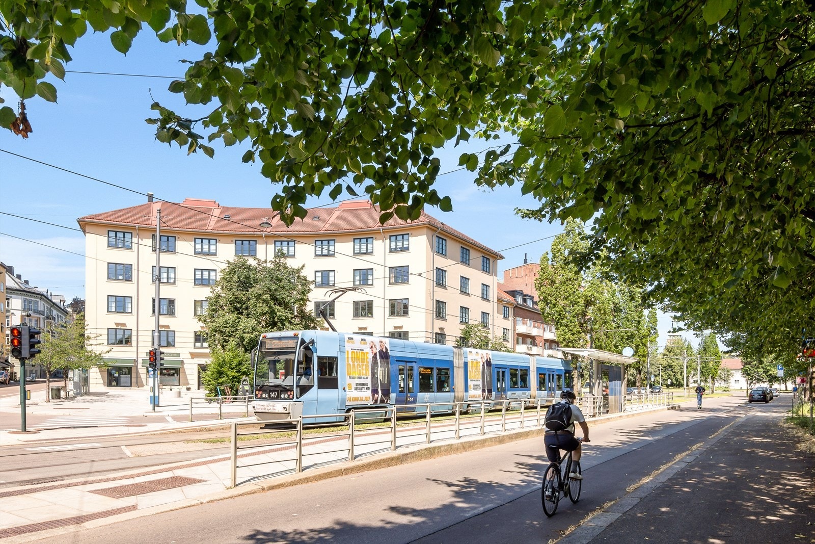 Ca. 200 meter til trikk 17 og 18 fra Adamstuen. Galleribilde