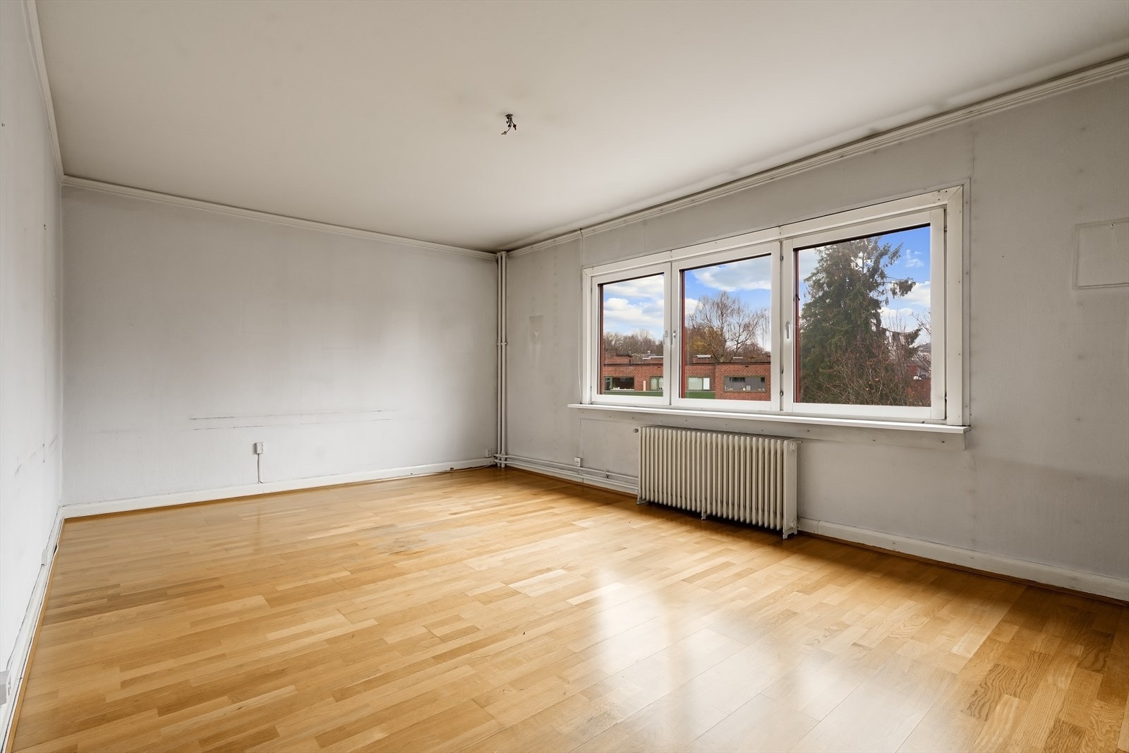 Romslig stue med store vindusflater som slipper inn rikelig med lys. Galleribilde