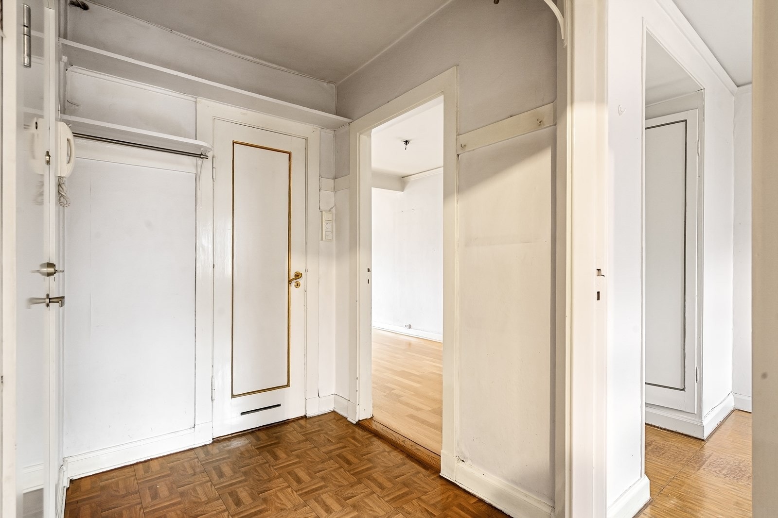 Romslig entré men inngang til samtlige rom. Galleribilde