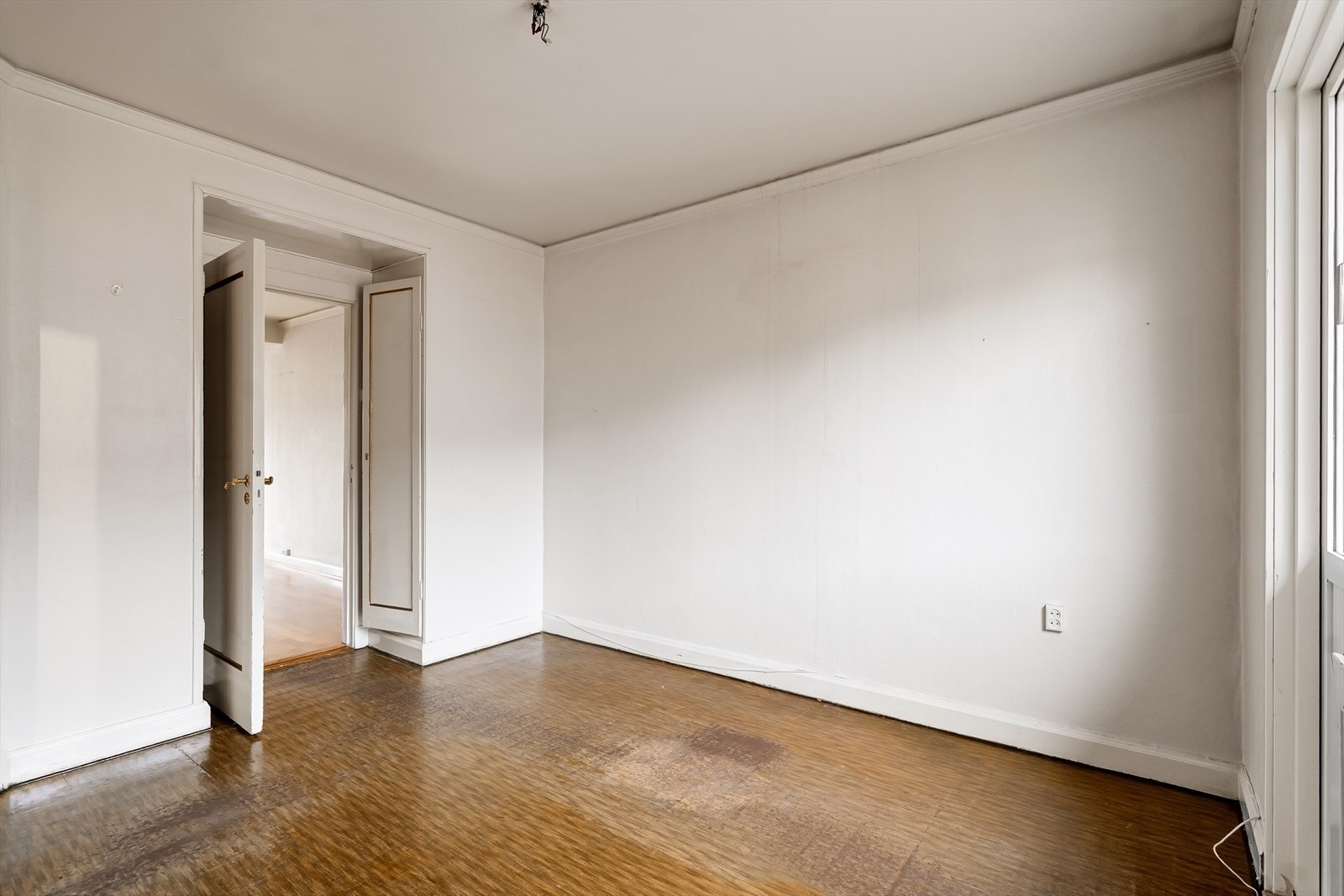 Soverom. Plassbygde skap ved inngangen til soverommet. Galleribilde