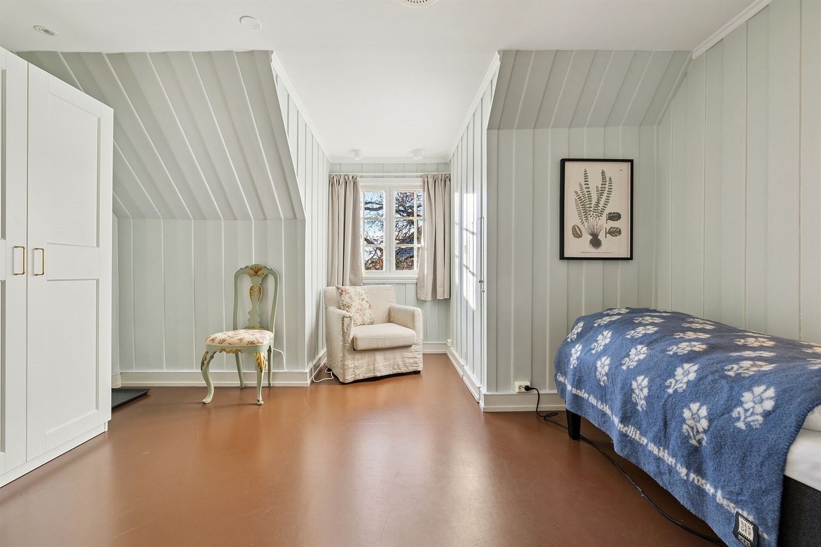 Lyst soverom med seng og garderobeskap. Galleribilde