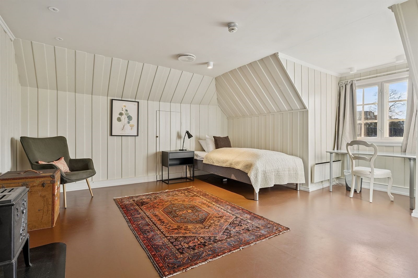 Romslig soverom med seng og skrivebord. Galleribilde