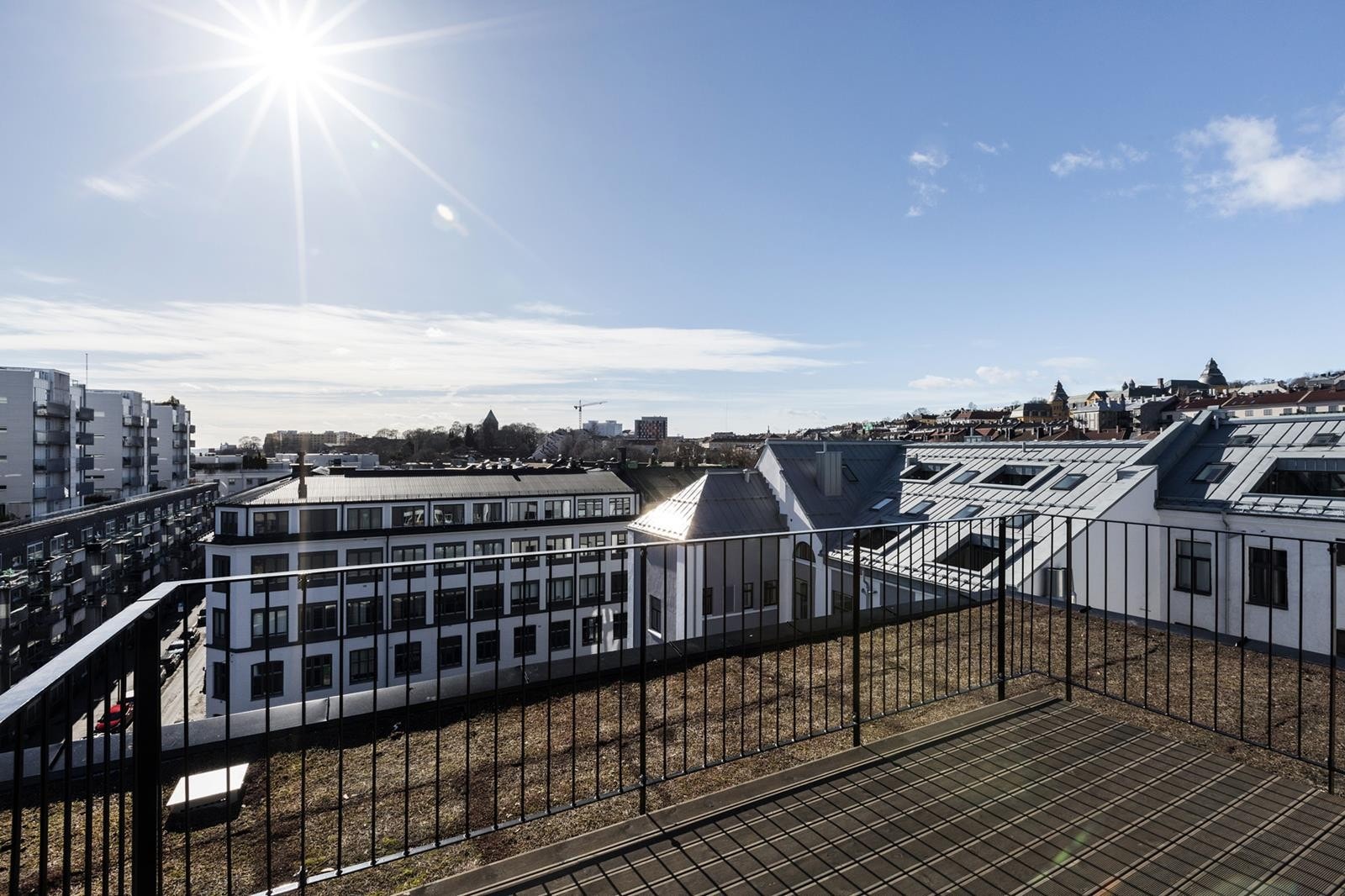 Takterrassen har sol hele dagen, så her kan lange sommerdager nytes Galleribilde