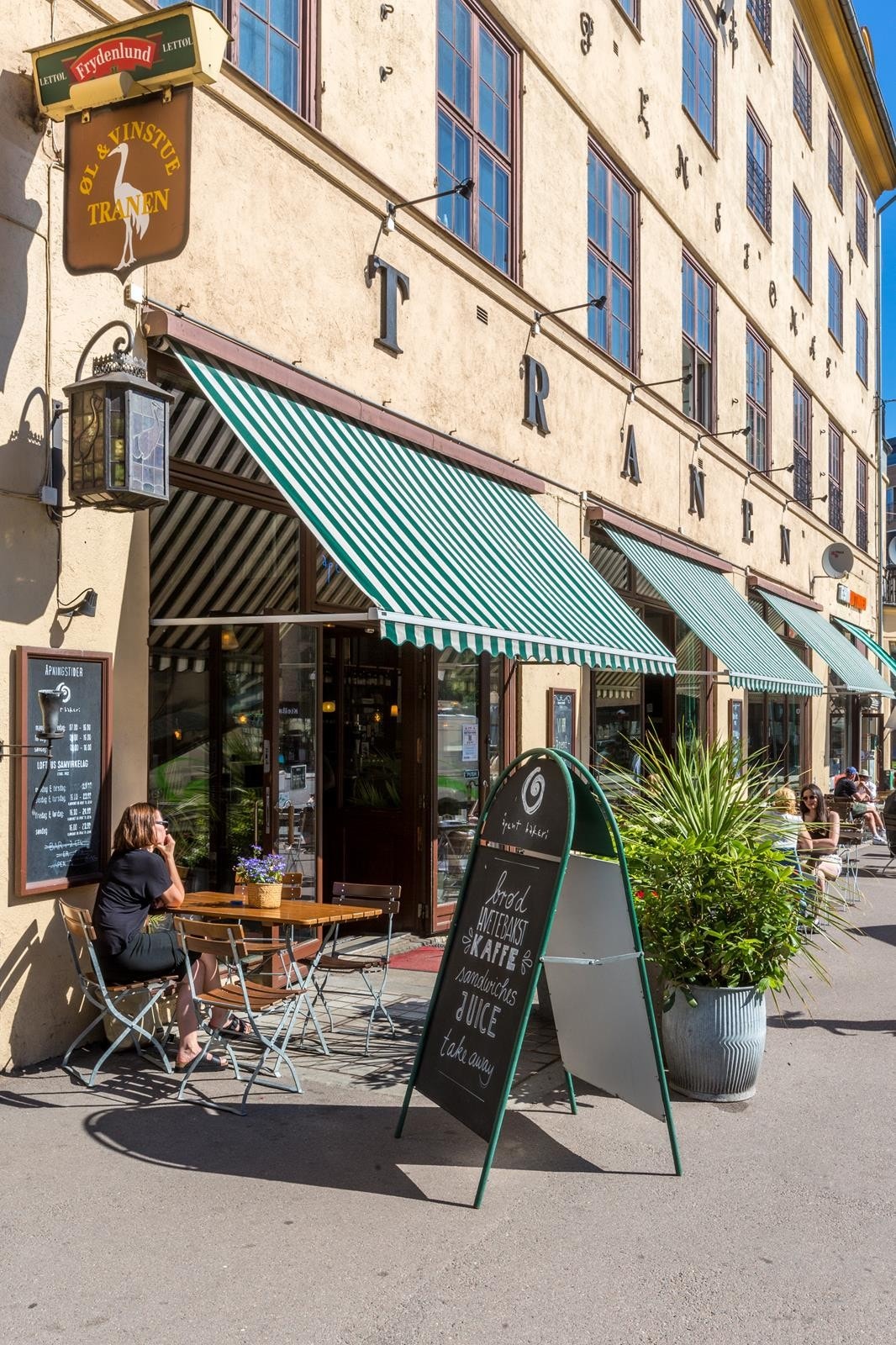 I området er det flere uteserveringer. Galleribilde