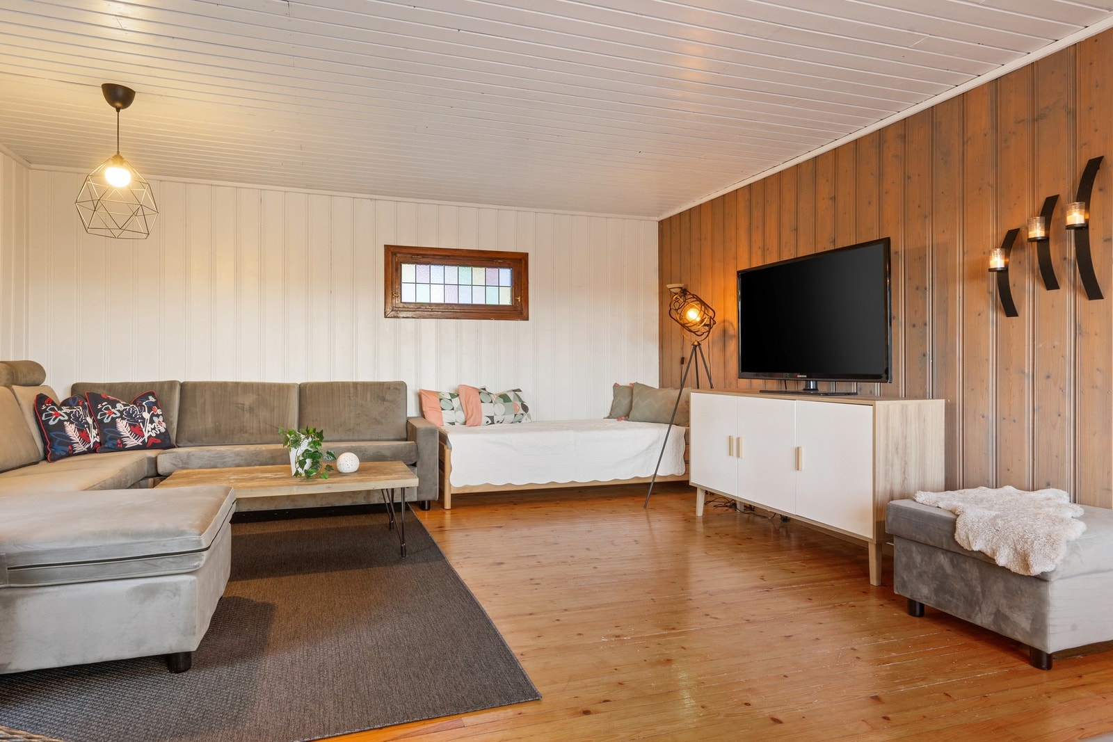 Stuen har god plass for naturlig møblement Galleribilde