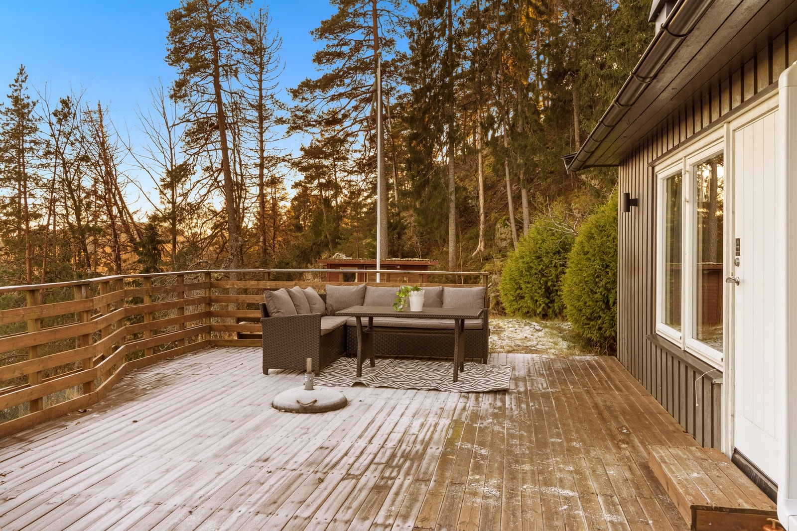 Stor og solrik terrasse med nydelig utsikt over Glomma Galleribilde