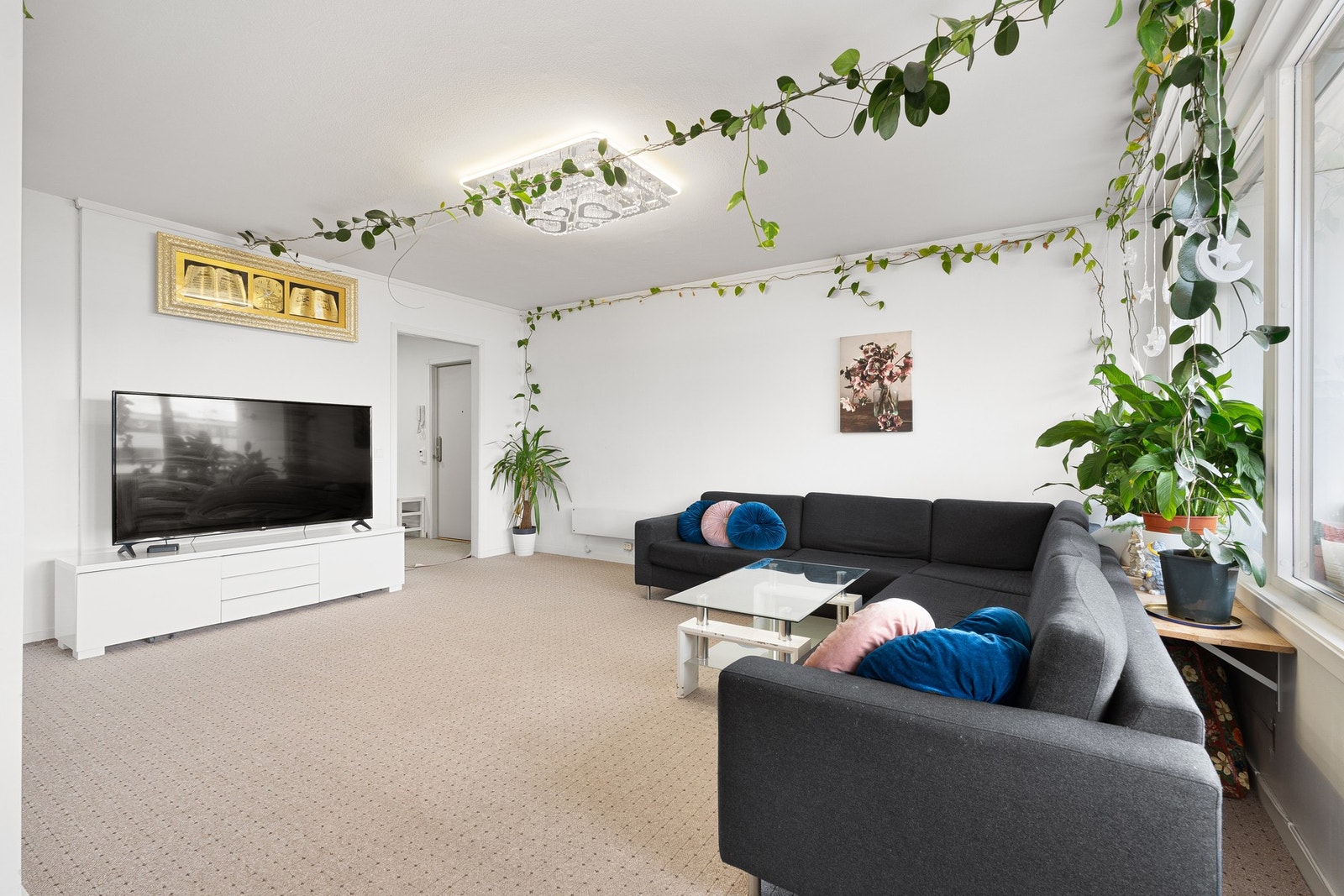 Store vindusflater som sørger for rikelig med naturlig lysinnslipp. Galleribilde