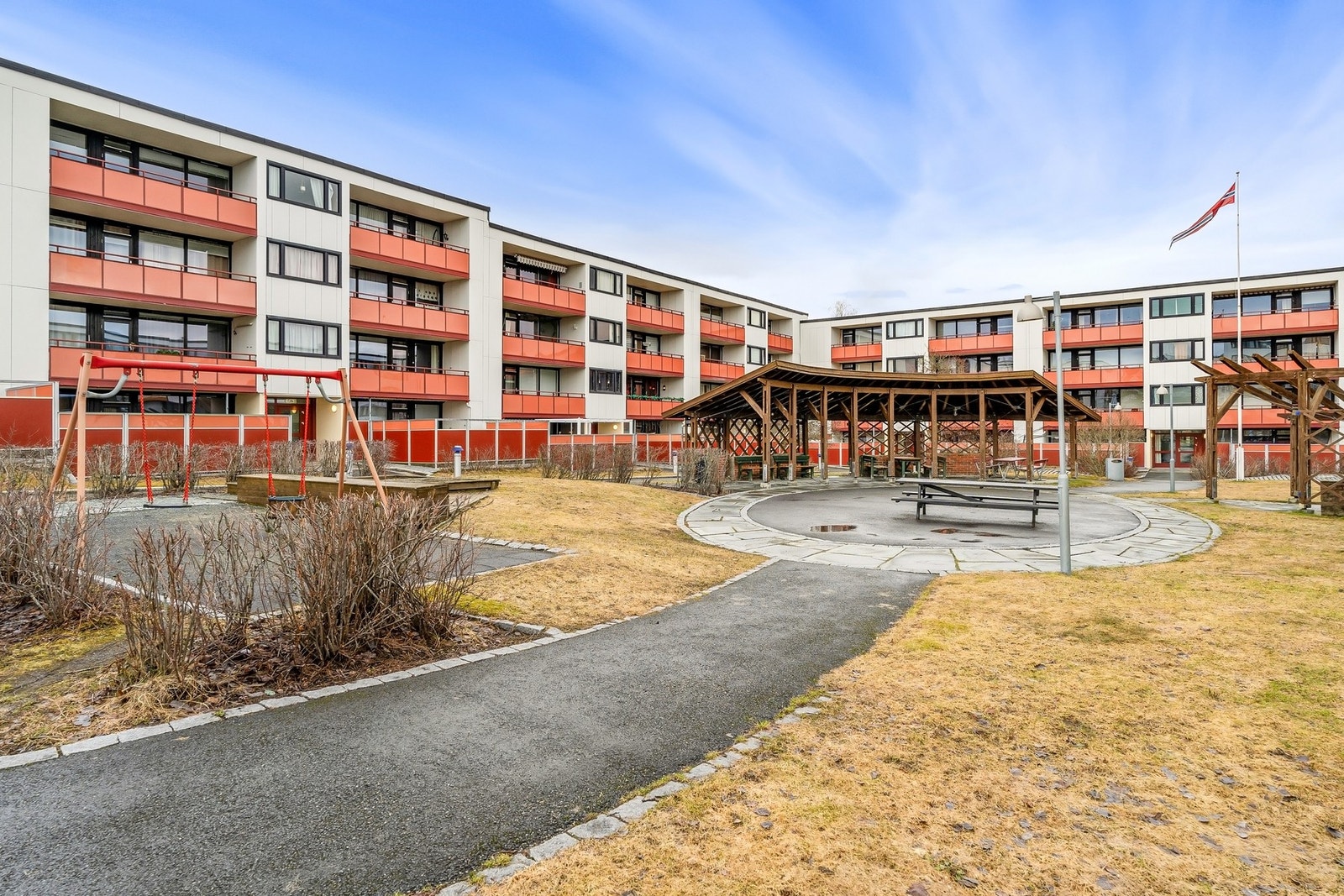 Lekeplass og fellesareal. Galleribilde