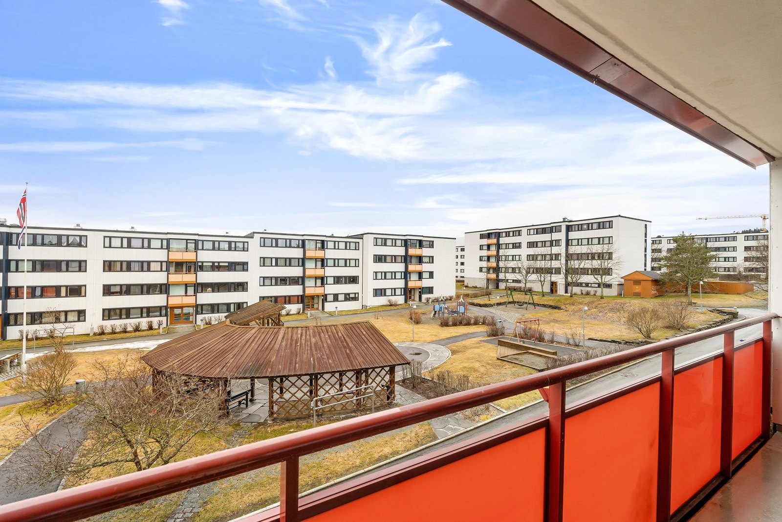 Leiligheten ligger fint og usjenert til i 3. etasje. Galleribilde