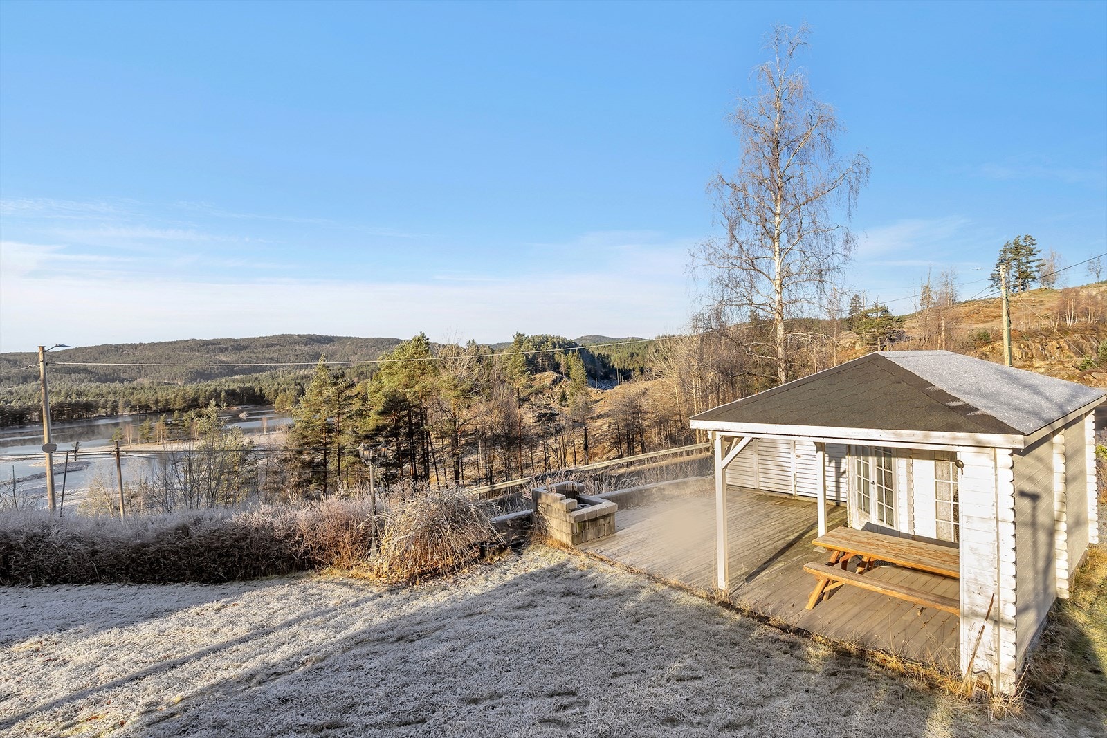 Sommerhus i hage. Her kan gode solforhold og en flott utsikt nytes! Galleribilde