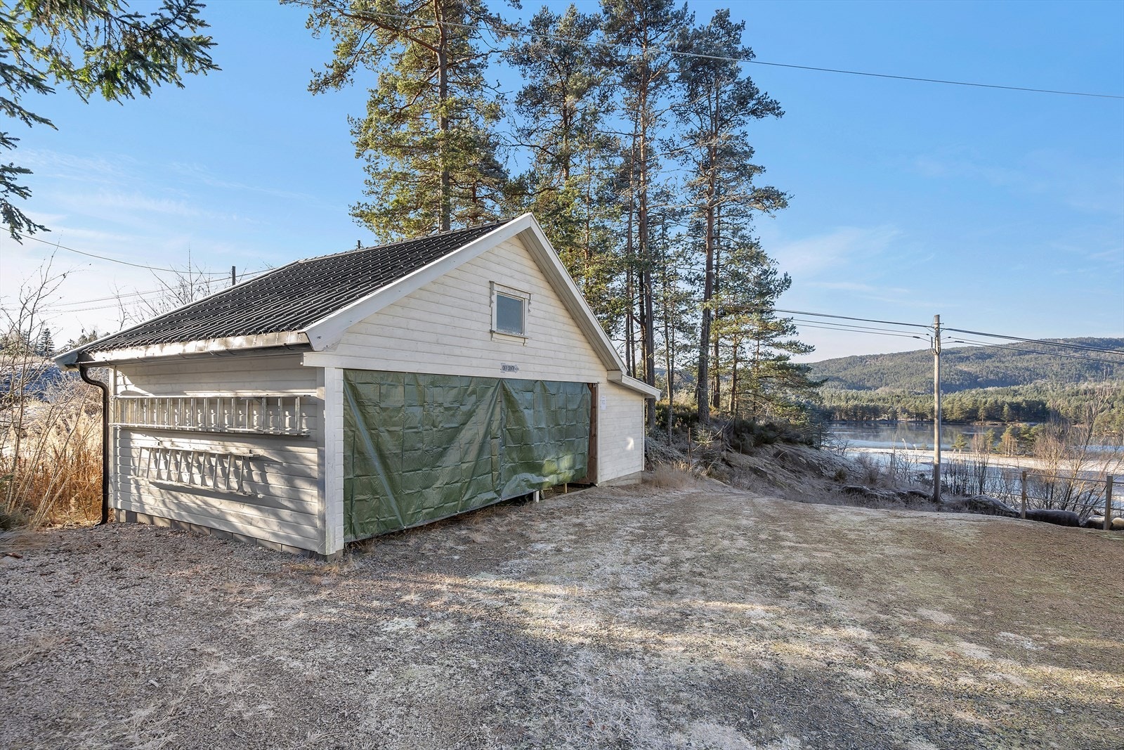 Lagerbod (plassert på nabotomten uten skriftlig avtale) Galleribilde