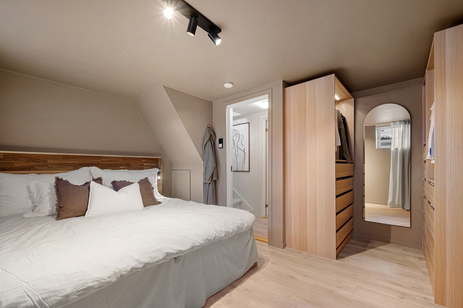 Stort og pent soverom med god plass. Legg merke til det gjennomgående uttrykket i boligen, som også fortsetter i underetasjen. Galleribilde