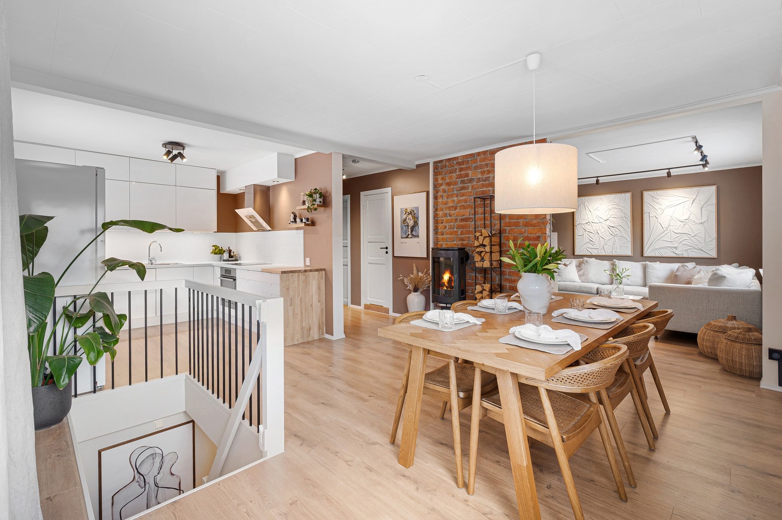 Velkommen inn! Rett og slett en flott romfølelse i boligens 1.etasje. Her har man mye lysinnslipp og en god og gjennomgående standard. Galleribilde