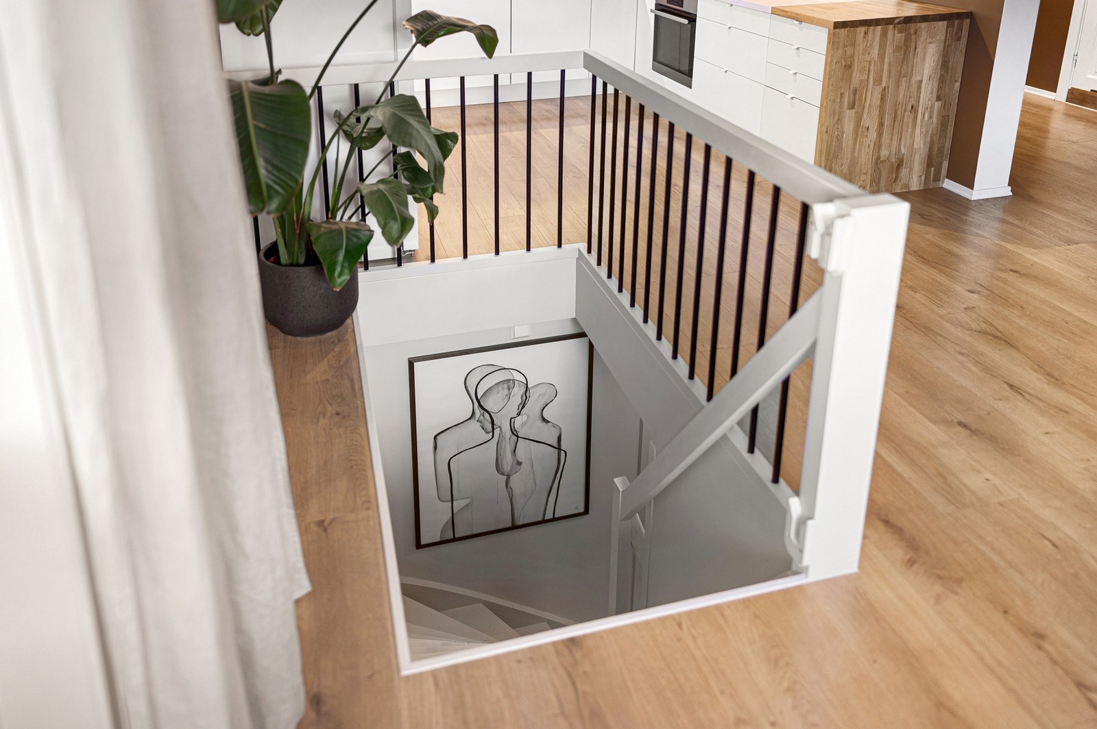 Trapp ned til boligens underetasje ligger plassert ved kjøkkenet. Galleribilde