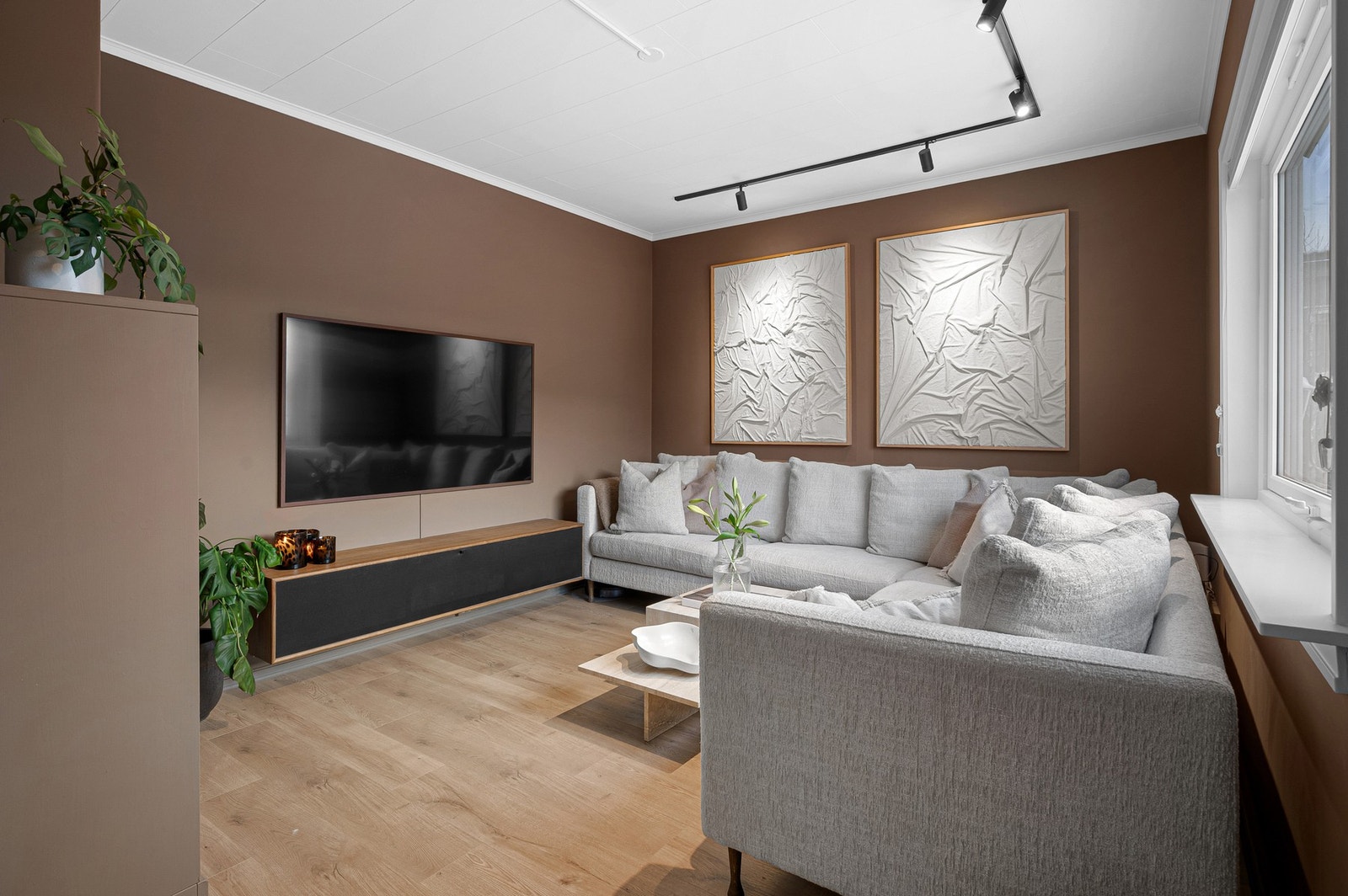 Romslig og lun TV-stue, hvor man kan trekke seg tilbake. Leiligheten har en gjennomgående stil og og et pent uttrykk. Galleribilde