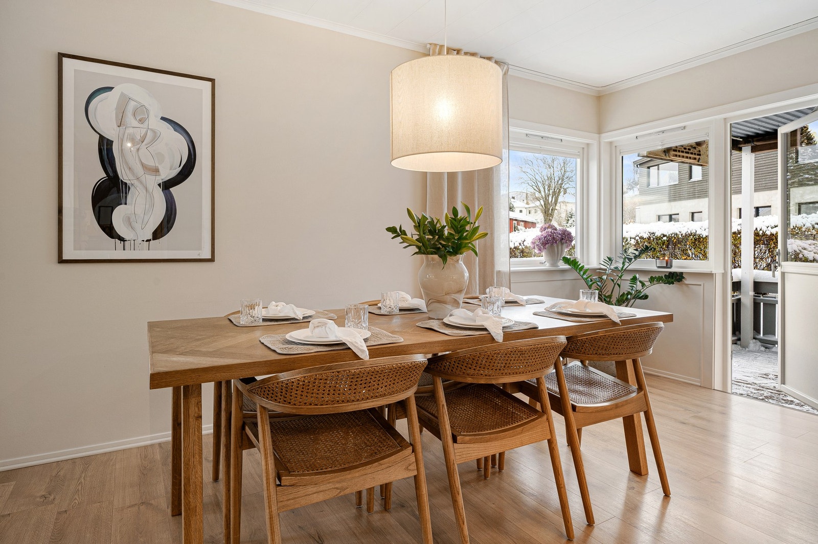 Fargene på vegger, gulv og tak harmonerer godt med hverandre. Ved siden av spisestua har man utgang til den private terrassen. Galleribilde