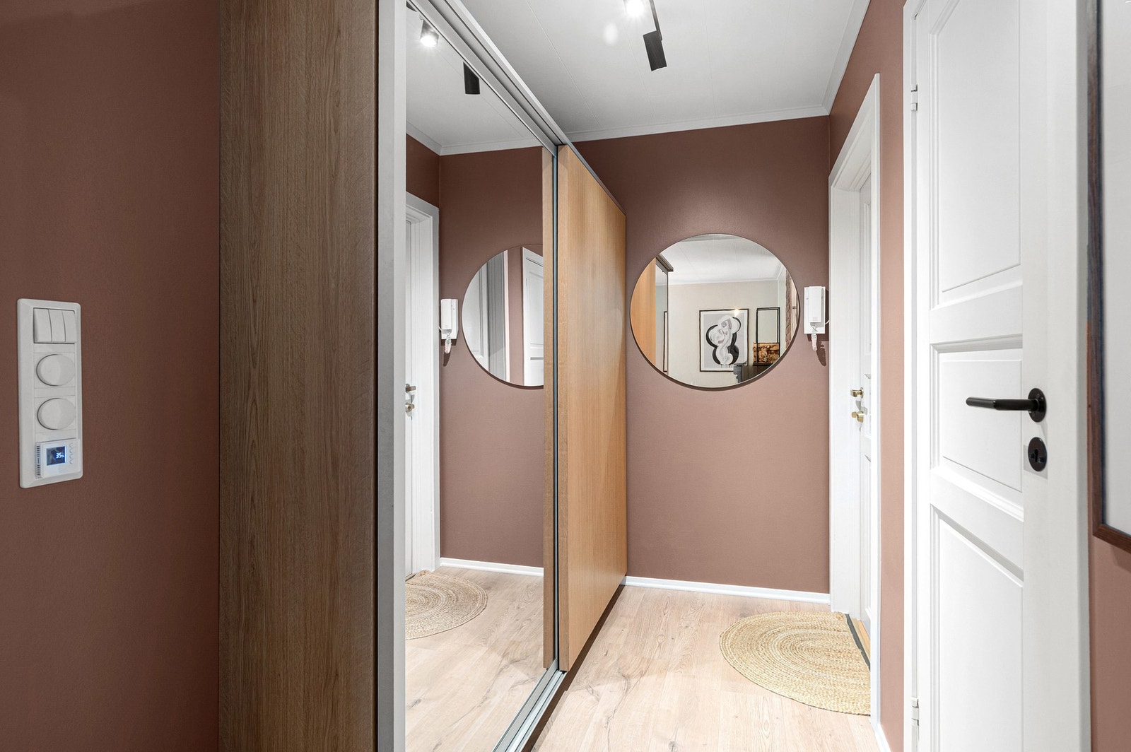 Videre i samme etasje ligger gangen ved inngangspartiet. Her har man en større skyvedørsgarderobe som passer fint i rommet, som også følger av kjøpet. Galleribilde