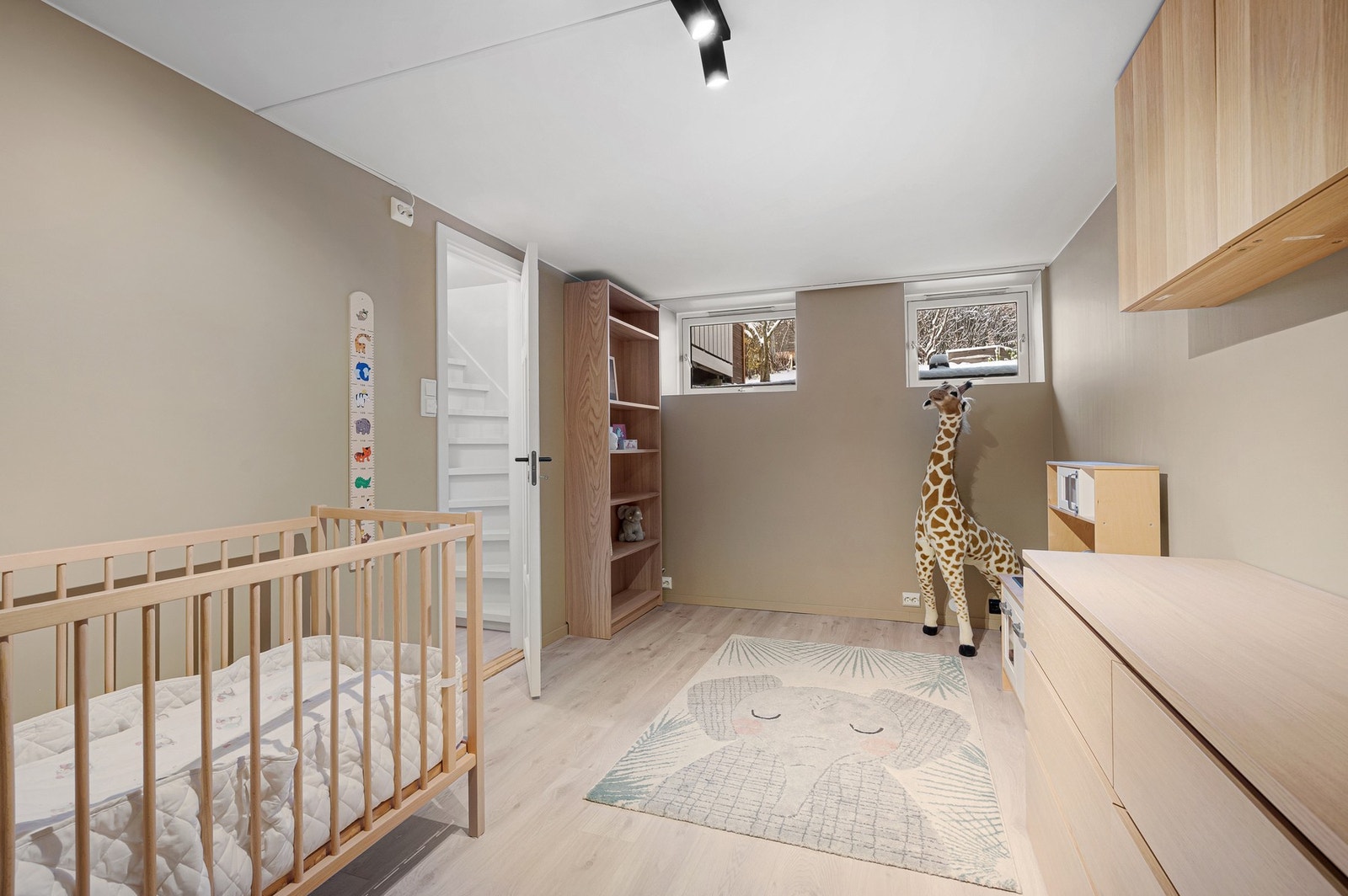 Soverom 2 - også dette er av en meget god størrelse, på 10,5m². Varme i gulv, og samme type gulv som på det andre soverommet. Galleribilde