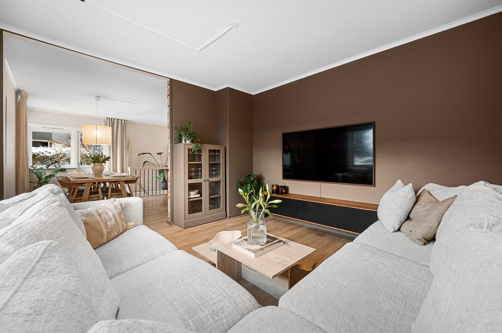 God plass til en større sofagruppe. Det er til info også lagt fiber inn til boligen. Galleribilde