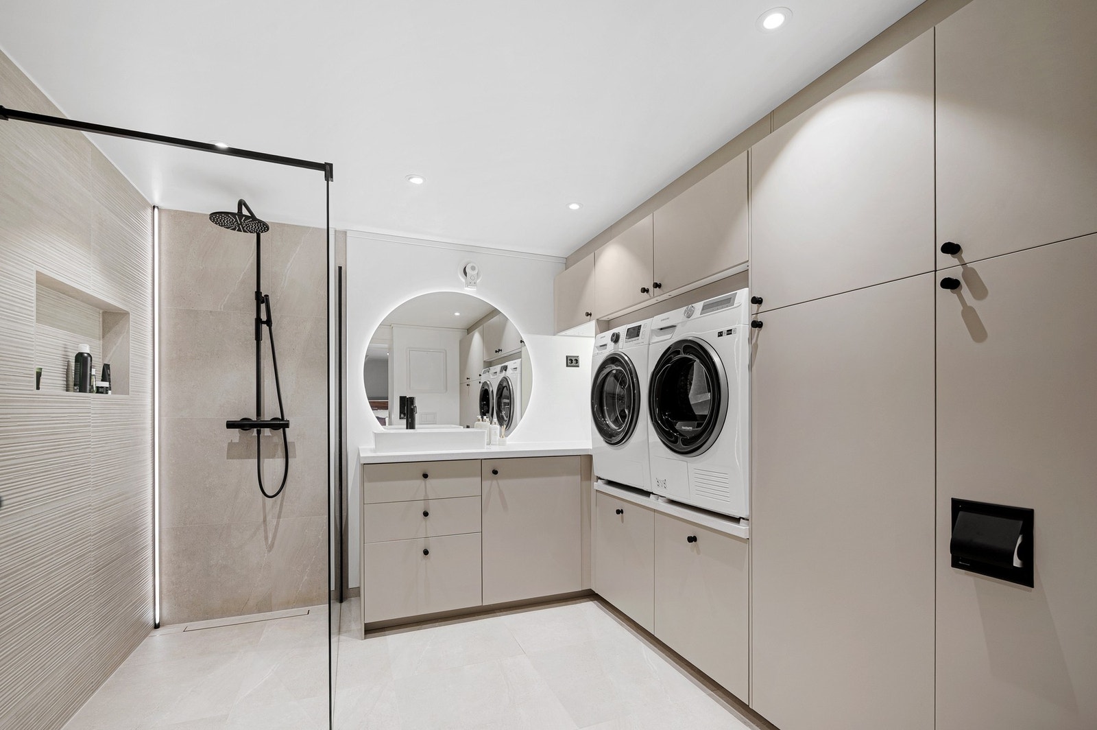 Fantastisk og lekkert bad som stod ferdigstilt i 2023. Arbeidene er uført av innleide håndverkere, og badet har fått tildelt tilstandsgrad 0 (TG0) ifølge takstmann. Galleribilde