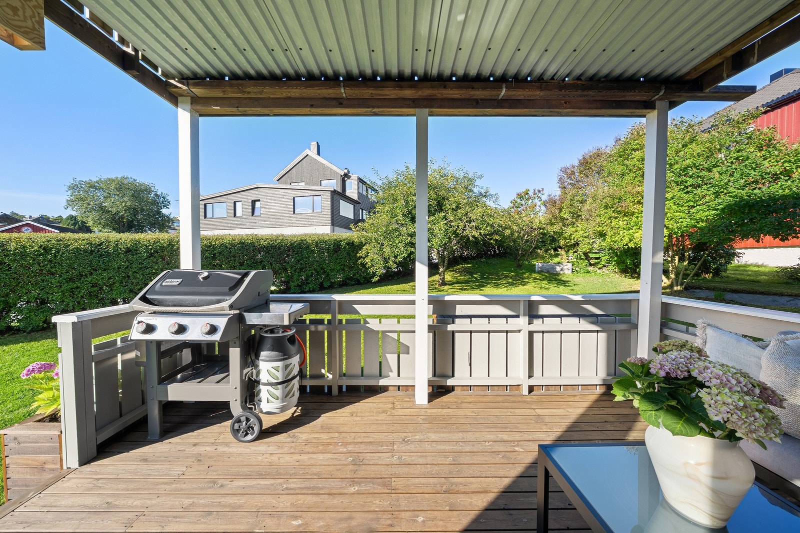 Plass til både sittegruppe, grill og annet ønskelig møblement. Tett og fin hekk ut mot veien, noe som bidrar til en enda mer privat følelse. Galleribilde