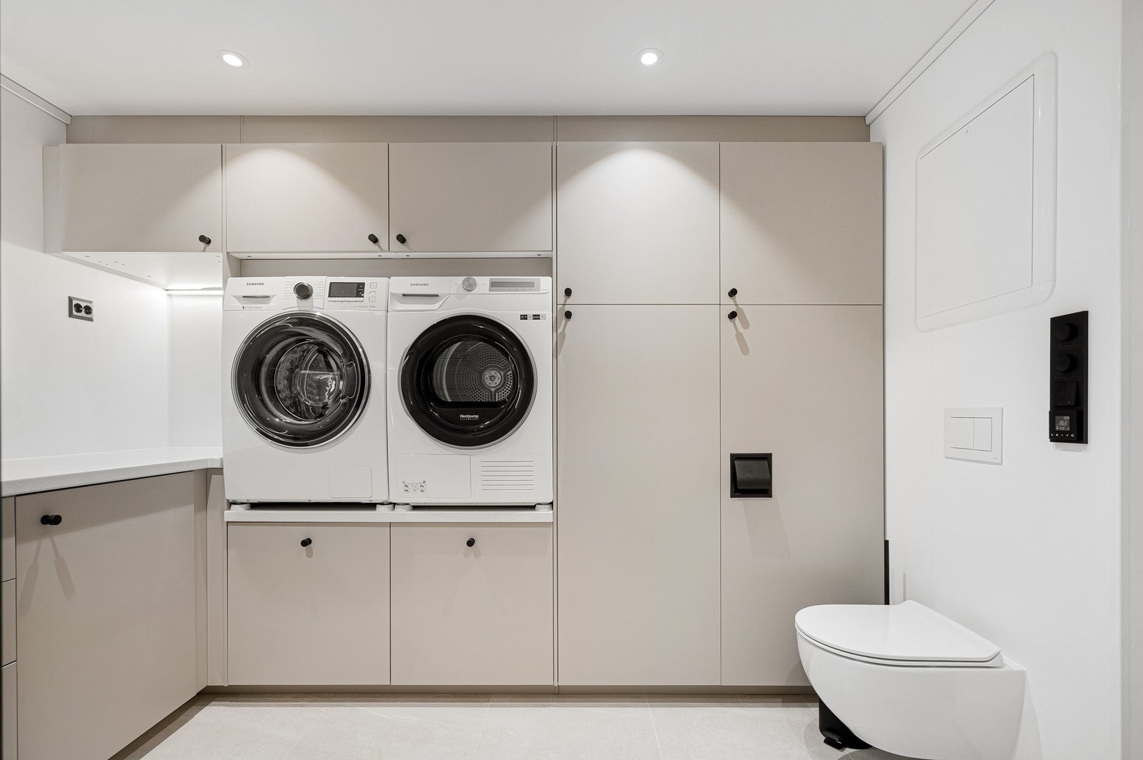 Det er laget meget praktiske oppbevaringsløsninger på badet, slik at man har god plass både til sortering av skittentøy og annen oppbevaring - se neste bilde. Galleribilde