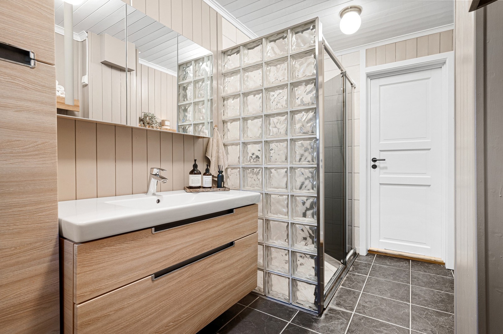 På badet finnes toalett, vask og en en større dusjnisje. Galleribilde