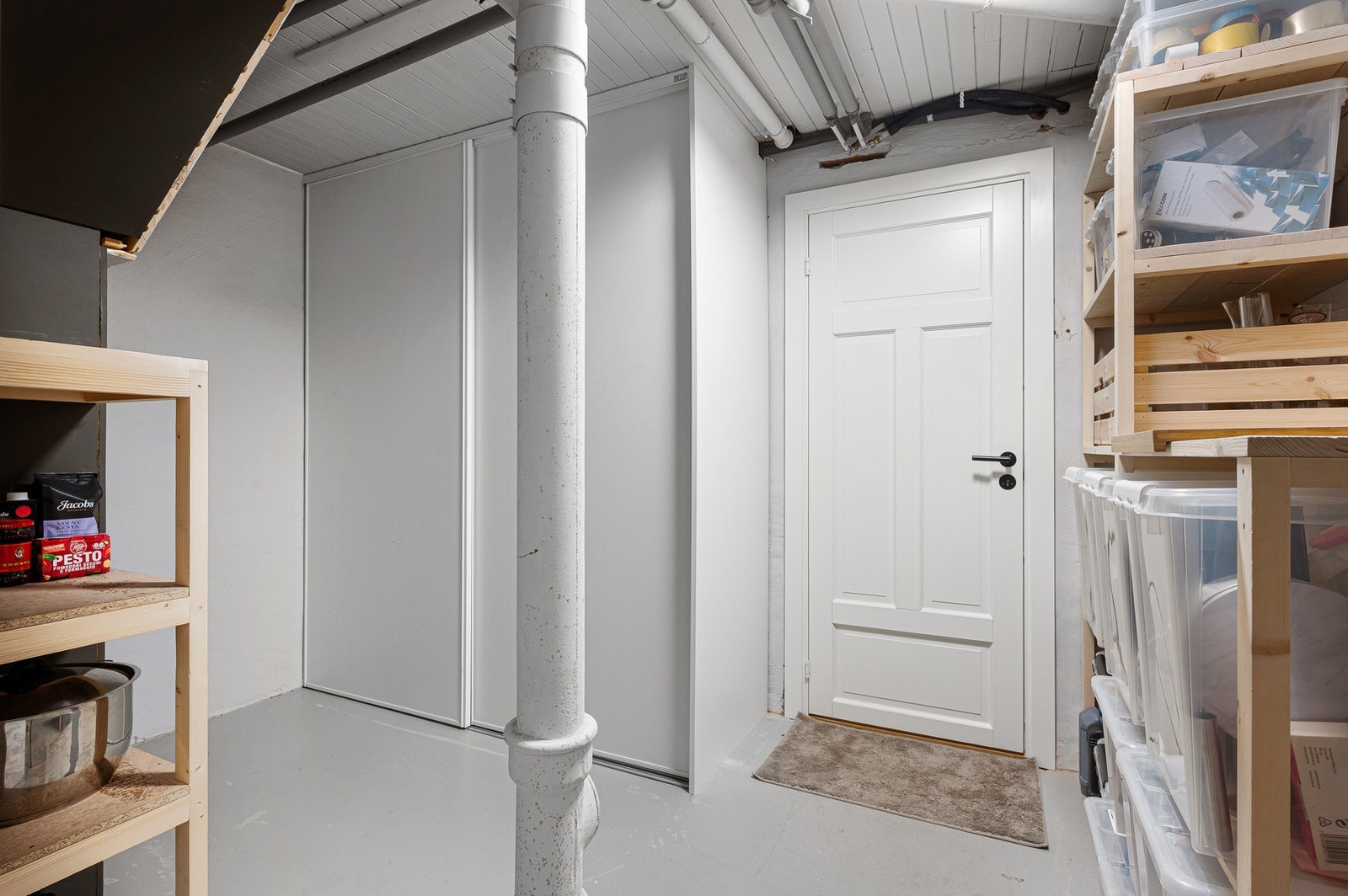 I boden finnes også en romslig skyvedørsgarderobe, samt andre plassbygde hyller - som følger av kjøpet. Boligen har også en utvendig bod på ca. 6m². Galleribilde