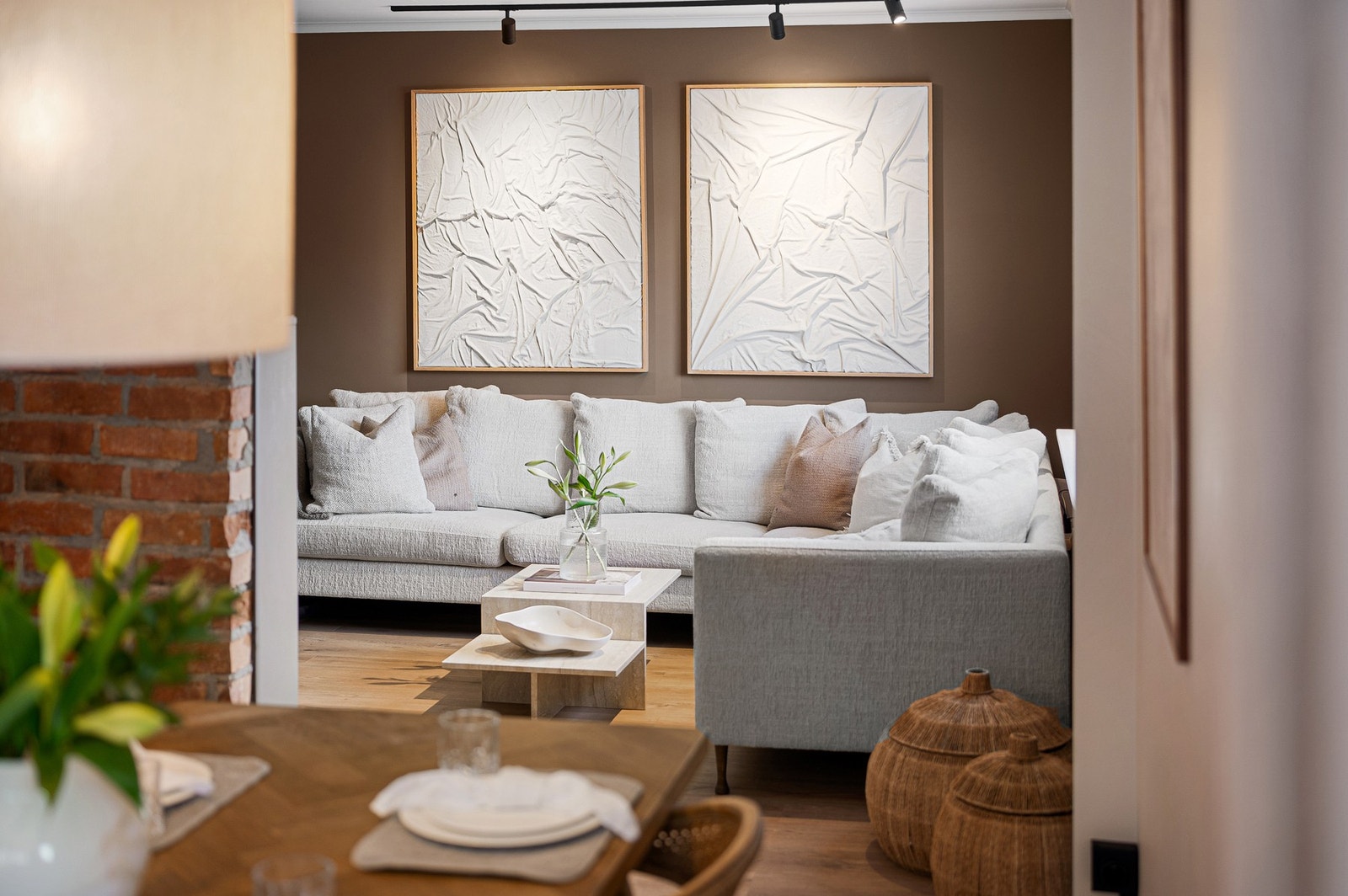 Stua er pent inndelt, i egne soner. Én sone for TV-stue, én for spisestue og den siste for kjøkkenet. Boligen har en planløsning som legger til rette for en god bokvalitet. Galleribilde