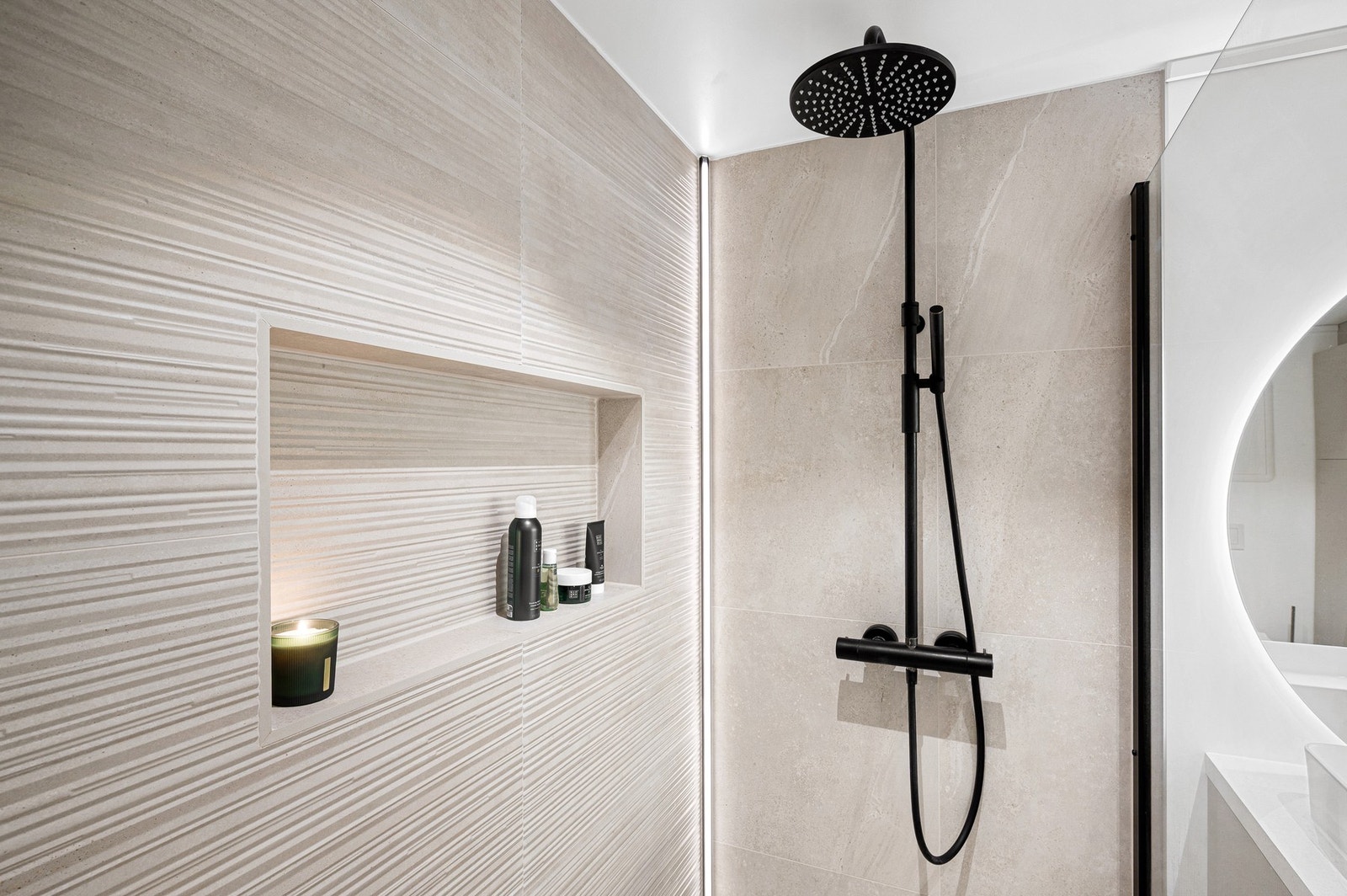 Flott dusjhjørne med regn- og hånddusj, samt plassbygget hylle i dusjsonen. Galleribilde