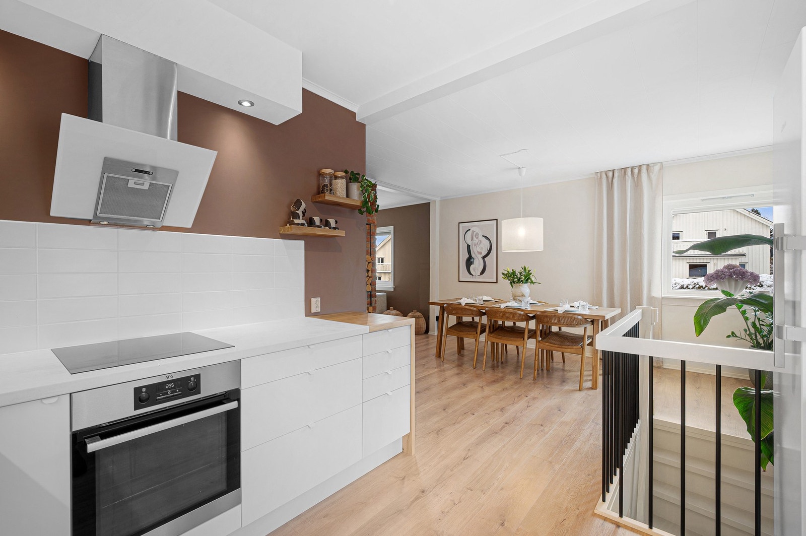 Praktisk med flislagt vegg over benkeplate og stekesonen. Her kan man lage mat og fremdeles være en del av det sosiale ved besøk. Galleribilde