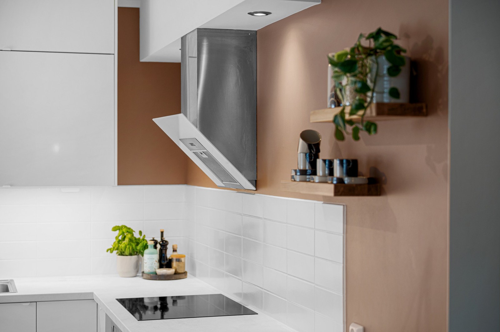 Av utsyr finnes ventilator (med avtrekk ut i det fri), induksjonstopp (ny i 2020), stekeovn og oppvaskmaskin (ny i 2019). Galleribilde