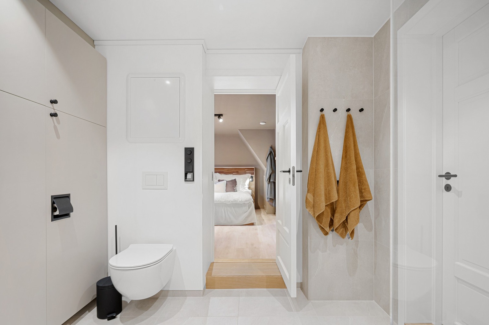 Dør som fører inn til et av soverommene, samt dør til høyre som fører inn til en stor og romslig innvendig bod (ca. 9m²). Galleribilde