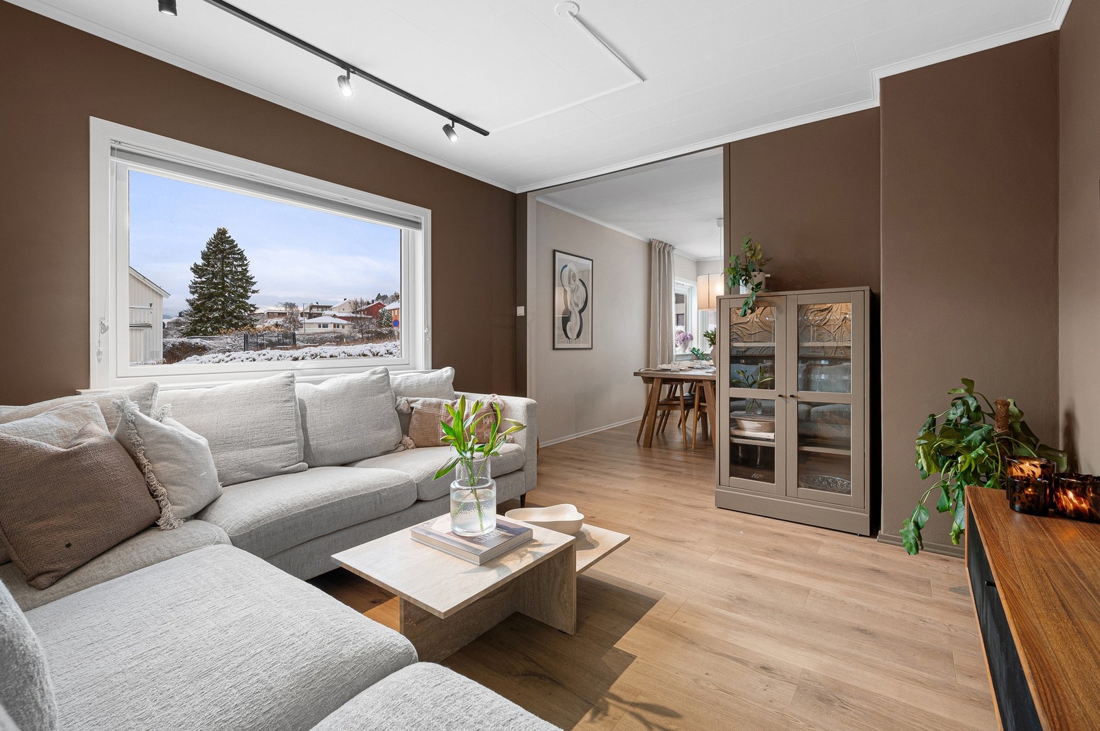 Også denne delen av rommet oppleves lys og innbydende - flere store vinduer i hele rommet. Det er montert måltilpasset plisségardiner på alle vinduene i stue- og kjøkkendelen. Galleribilde