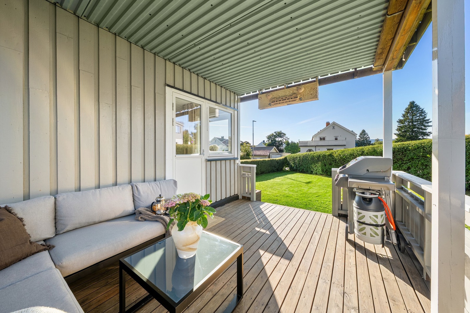 Herlig uteplass på hele 12m². Denne er også overbygget, noe som bidrar til at terrassen kan benyttes enda mer. Direkte adgang til del flotte og solrike hagen fra terrassen. Galleribilde