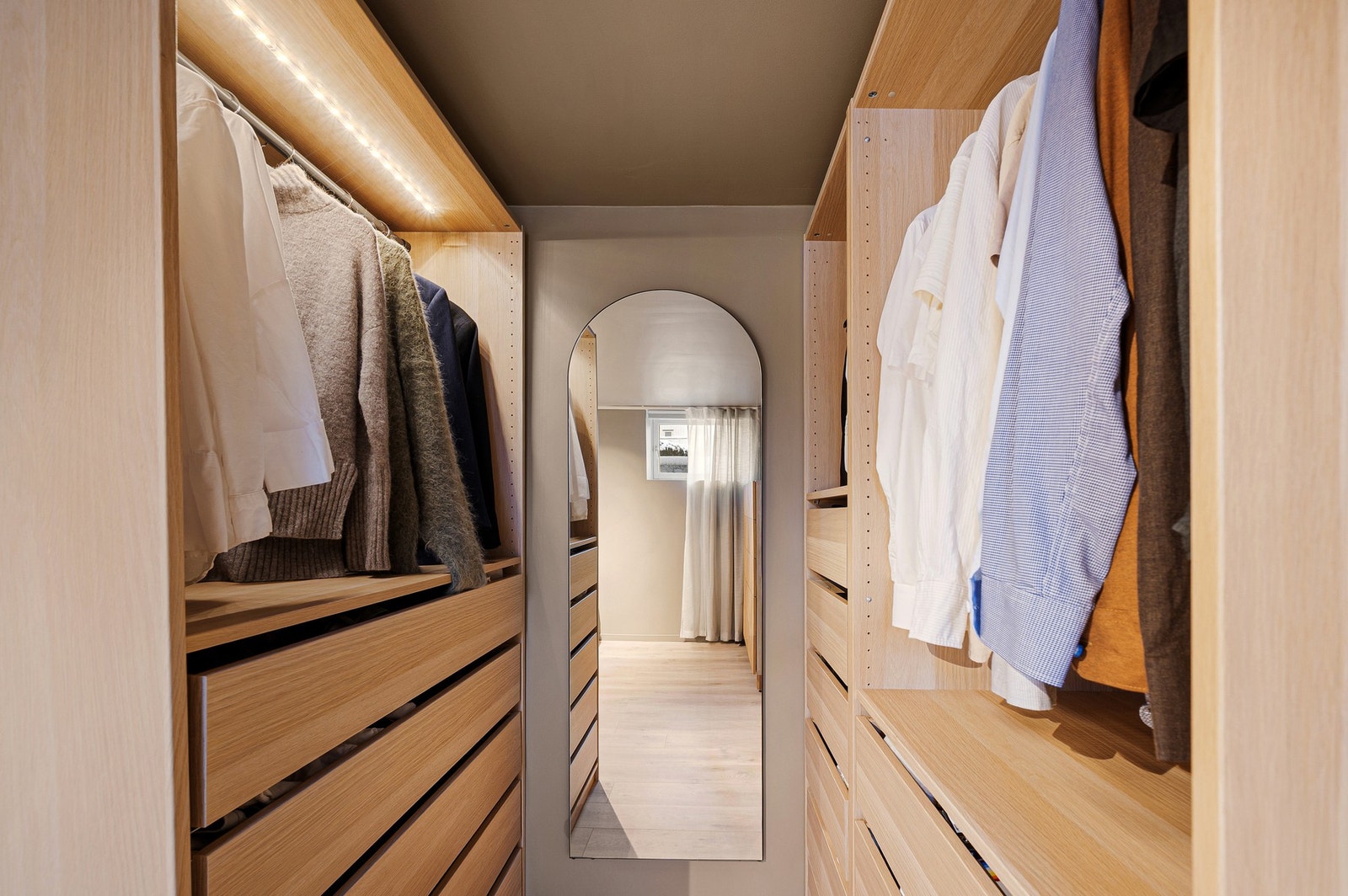 I den ene enden av soverommet har man også en fin og praktisk garderobeløsning. Galleribilde