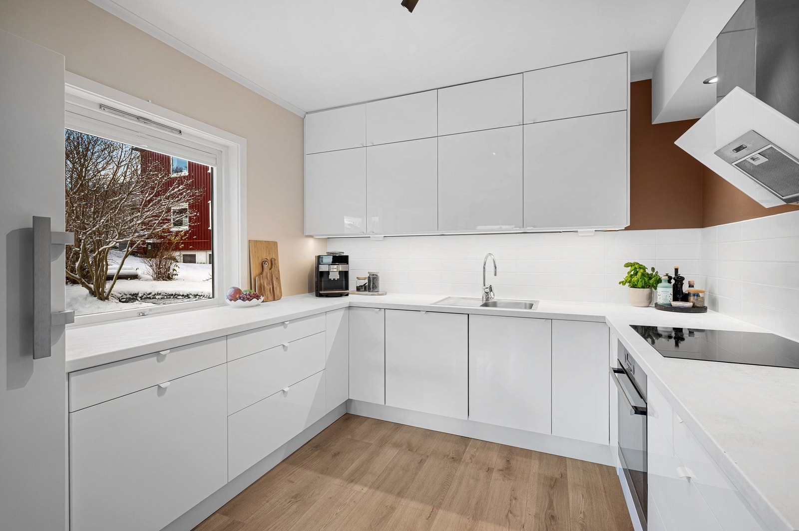 Videre i leiligheten har man et flott og praktisk kjøkken. Her har man massevis av oppbevaringsplass i både skuffer og skap, i tillegg til mye benkeplass. Kjøkkenet har fått tilstandsgrad 1 (TG1) ifølge takstmann. Galleribilde