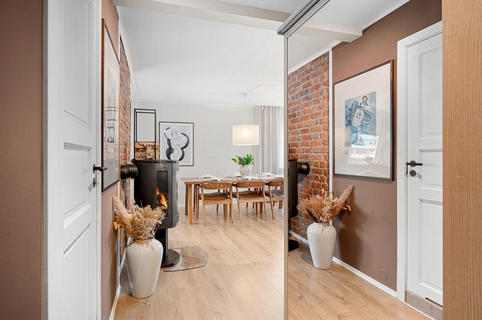 Gangen sett mot stua. Døren til venstre i bildet fører inn til et av to bad i leiligheten - man har et bad i hver etasje. Galleribilde