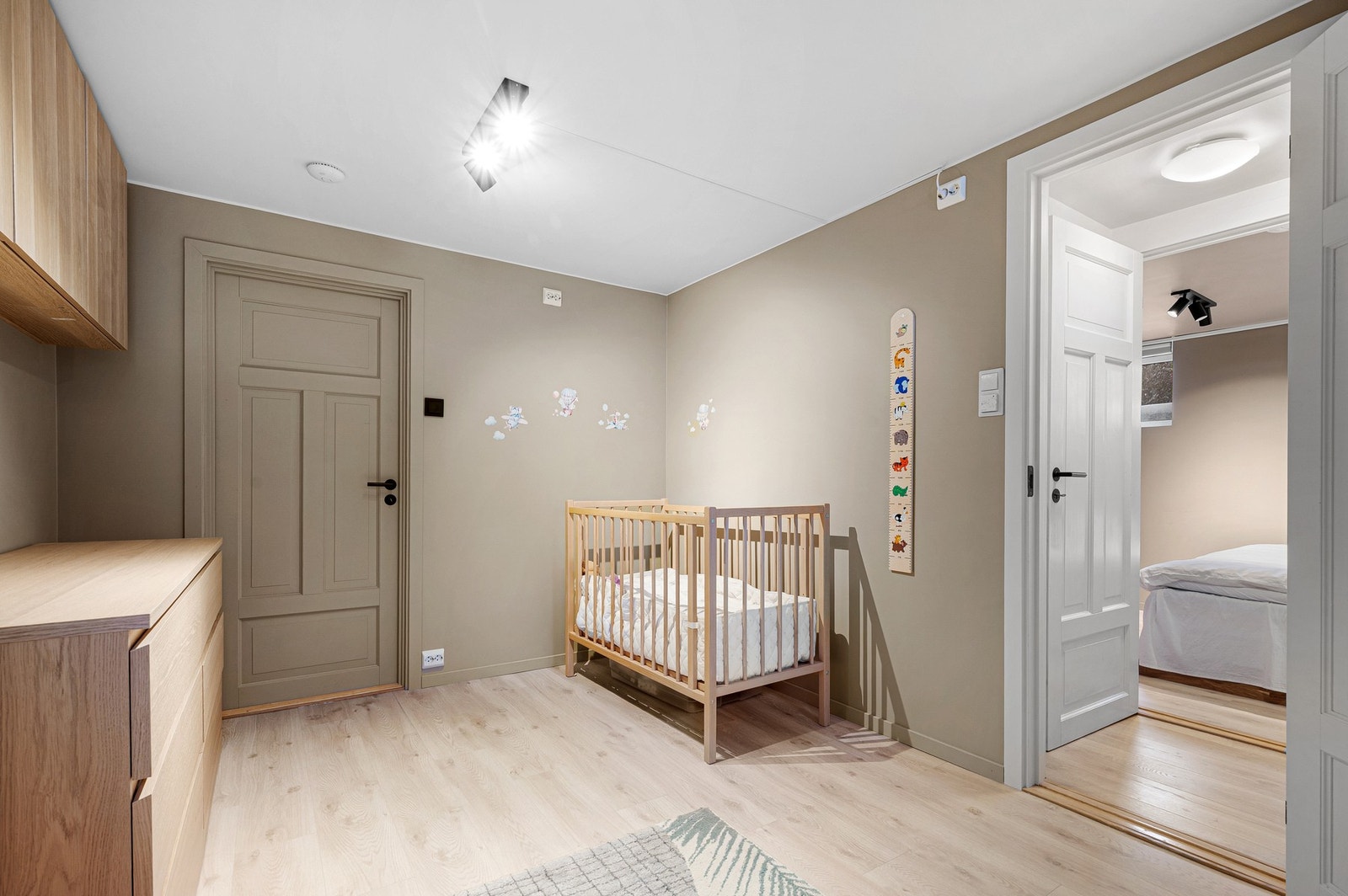 God plass til det man måtte ønske seg og behøve på et soverom. Til høyre: utgang til gang og videre trapp til 1. etasje. Dør rett frem: fører inn til den innvendige boden. Galleribilde