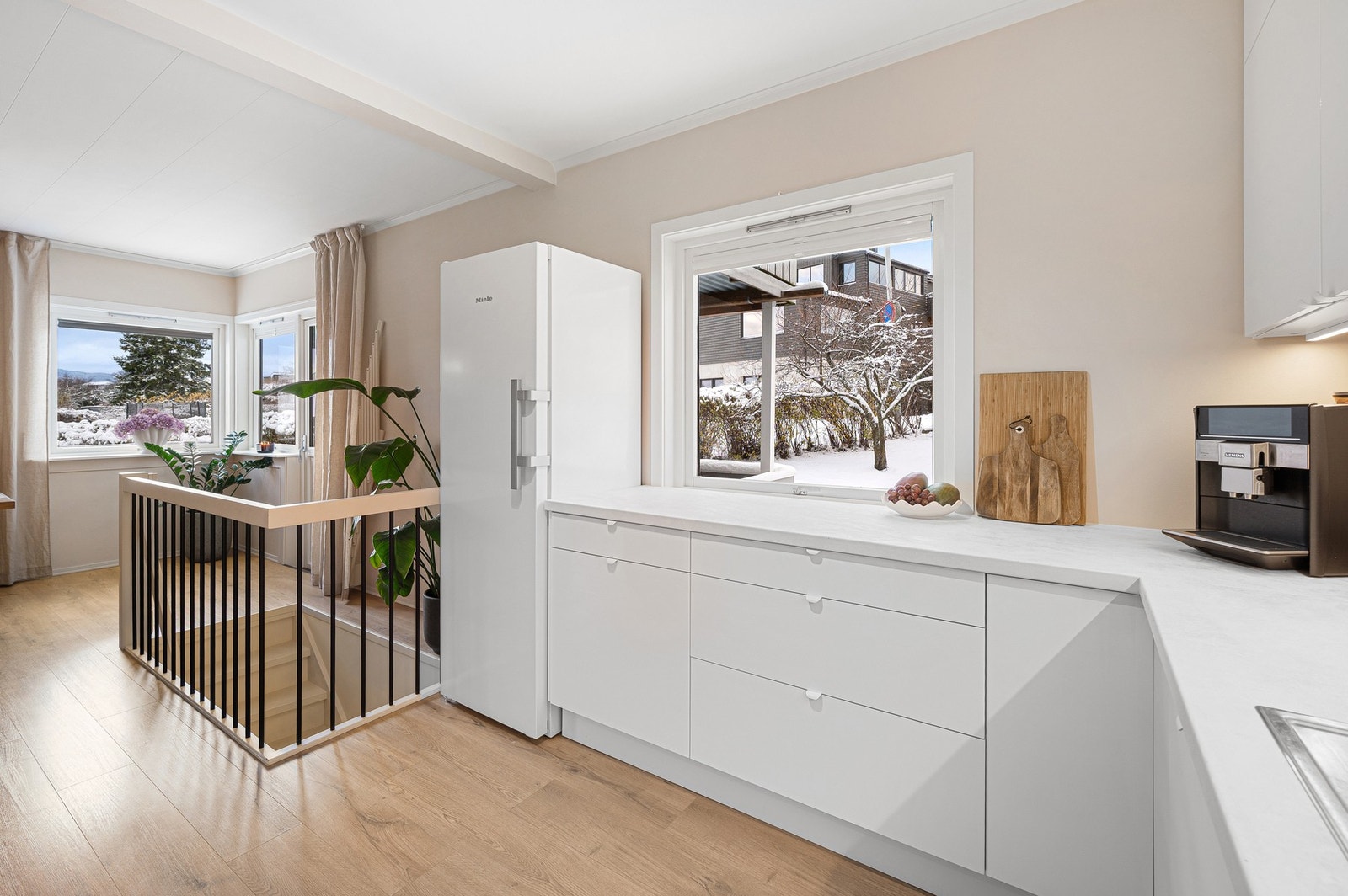 Over den ene delen av kjøkkenbenken har man også et fint utsyn mot hagen. Alle hvitevarer, foruten kjøleskapet, er integrerte og følger av kjøpet. Galleribilde