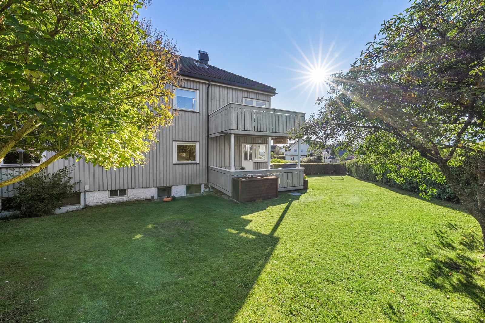 Leiligheten ligger i et rolig og populært nabolag, og kan smykke seg med en skjermet og solrik hage. Utgang til egen terrasse, og videre direkte adgang til hagen fra leiligheten. Galleribilde