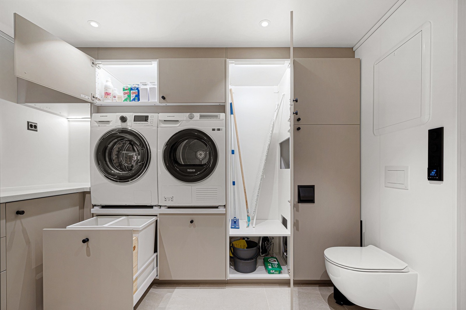 God plass til alt man trenger i skuffer og skap. Skuffene er dype, og har som vist på bildet masse plass til f.eks. flere skittentøysdunker. Praktisk høyskap for strykebrett m.m. Galleribilde