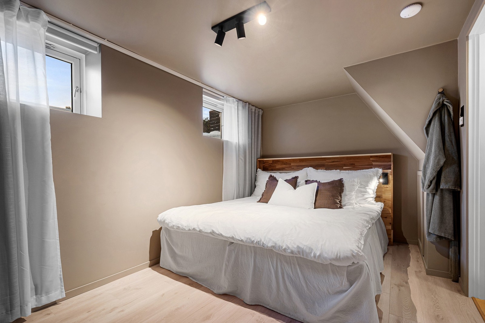 Herlig soverom som oppleves lyst og pent. Det er varme i gulv på begge soverommene i underetasjen. Galleribilde
