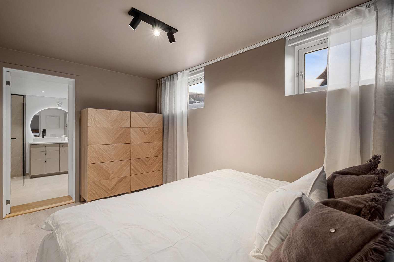 Ved siden av dette soverommet ligger det nyetablerte badet fra 2023. Galleribilde