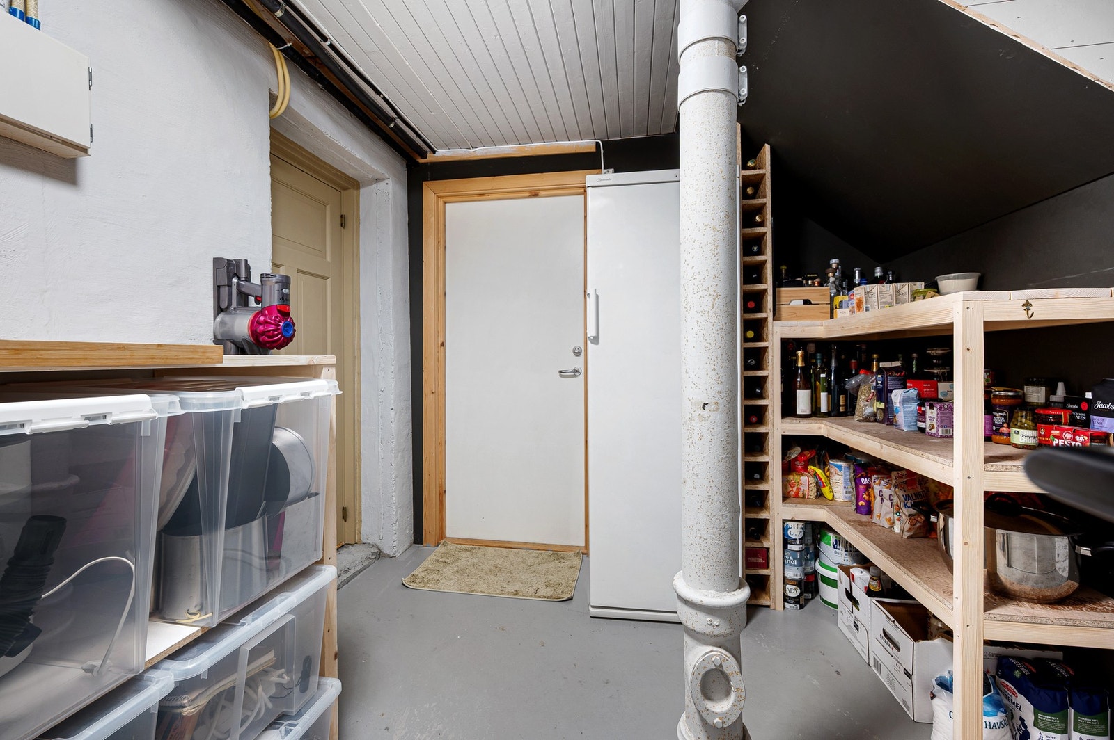 Stor og praktisk bod på 8,9m². Svært praktisk å ha tilgang til en så stor bod fra selve leiligheten. Her kan man ha ekstra matoppbevaring, ekstra fryser m.m. Galleribilde