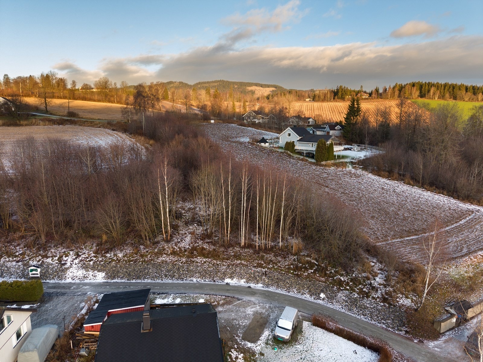 Det er offentlig vannforsyning og avløpsnett ved tomtegrensen. Galleribilde