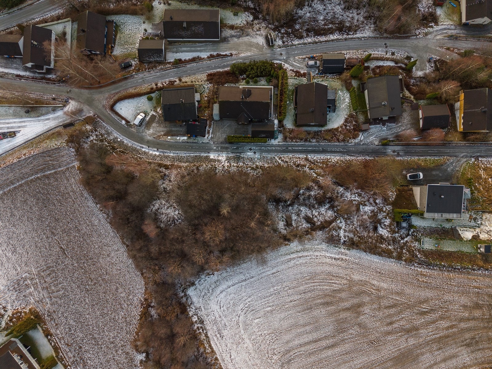 Tomten er delvis skrånende mot sør-øst. Galleribilde