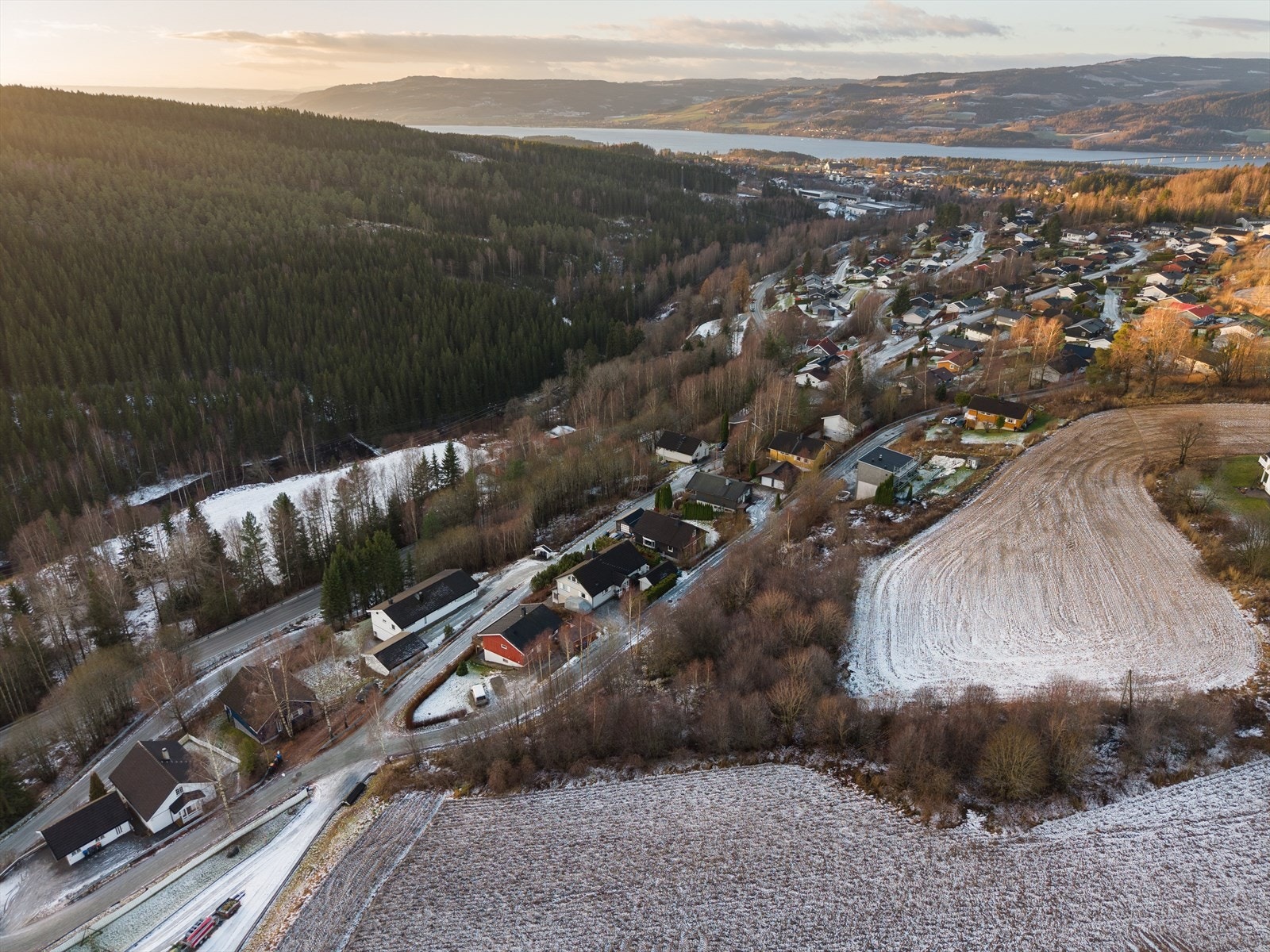 Det er ca. 3 km til Moelv sentrum med togstasjon, dagligvare, forretninger, bank, frisør mv. Galleribilde