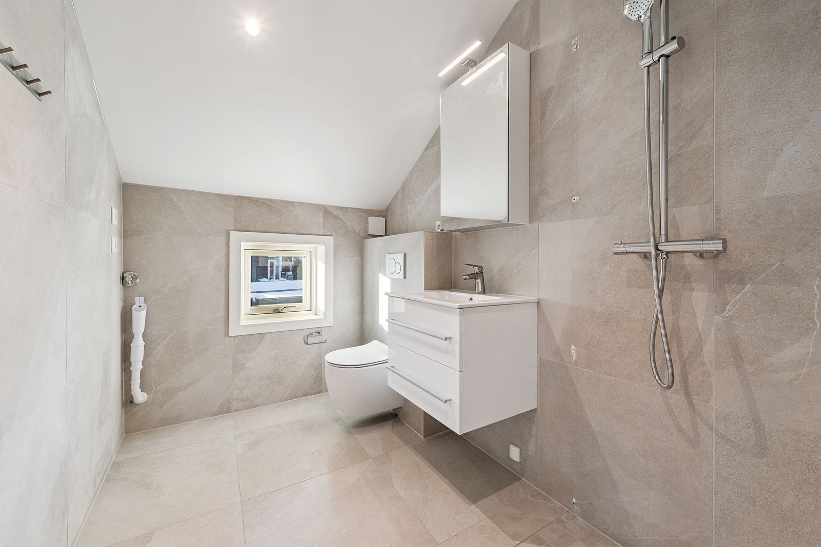 Moderne bad med opplegg for vaskemaskin. Galleribilde